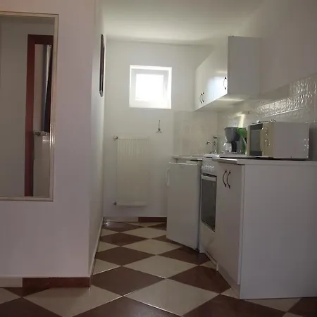 Sari Vendeghaz Guest house Lipot